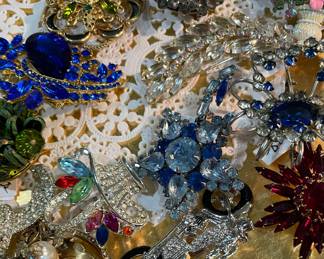 Assorted Broaches on Gold Tone Charger Plates