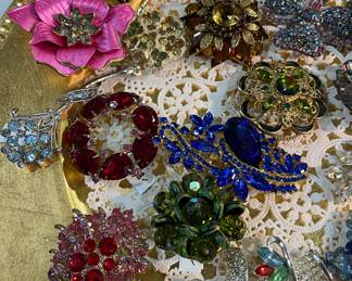 Assorted Broaches on Gold Tone Charger Plates