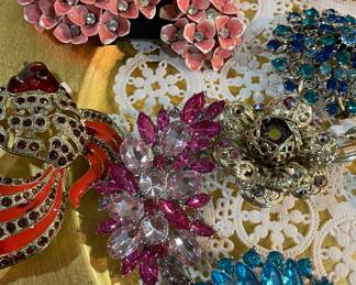 Assorted Broaches on Gold Tone Charger Plates