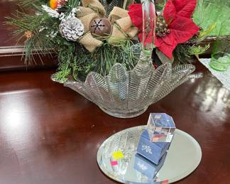 Bassett Bedroom Furniture Dresser with Mirror, Crystal Basket