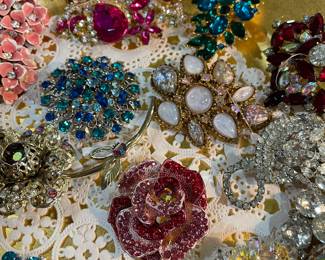 Assorted Broaches on Gold Tone Charger Plates