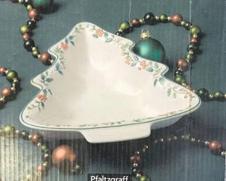 Pfaltzgraff Winterberry Holiday Serving Bowl Pieces
Classic Pfaltzgraff Winterberry ceramic serving bowl & platters. Perfect for holiday entertaining or adding to an existing Winterberry collection.