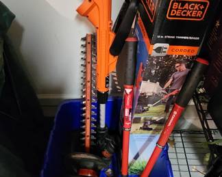 
BLACK+DECKER Electric Hedge Trimmer
Reliable corded hedge trimmer in great working condition. Lightweight, easy to handle, and perfect for shrubs, hedges, and general yard maintenance. Blades are clean and sharp, and unit has been lightly used.