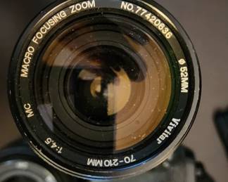 Vintage Minolta 35mm Film Camera Kit –
Vintage Minolta 35mm Camera Kit – Includes Minolta Rokkor-X 50mm f/1.7 prime lens, Vivitar 70–210mm macro zoom, and Vivitar 28mm wide-angle.