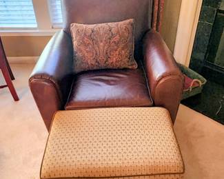 Pottery Barn Leather Club Chair –
Classic Pottery Barn brown leather Manhattan club chair with rolled arms and deep cushioned seating. High-quality aniline leather, excellent construction, and timeless design. Clean and well-kept. A beautiful, comfortable upgrade for any living space.