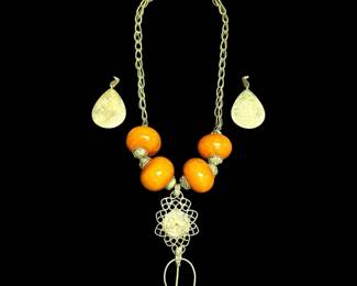 Chunky Amber Toned Beaded Necklace With Silver Toned Teardrop Earrings