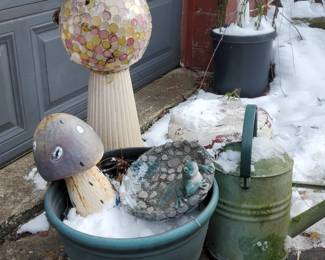 resin & tins yard ornaments