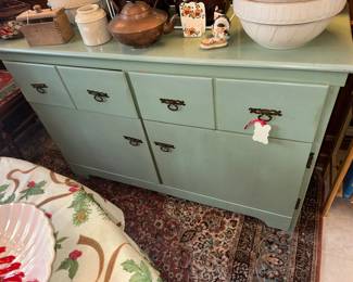 Nice practical kitchen buffet/cabinet