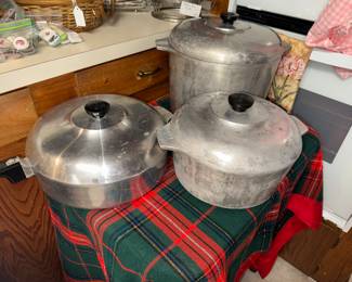 Ye Virginia, that is MAGNALITE!!! 12 Quart gumbo pot, large chicken fryer and large Dutch oven.