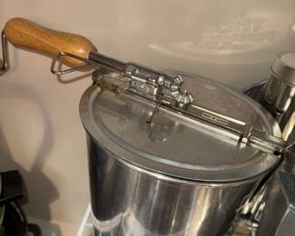 Stove top popcorn popper