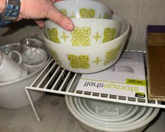 Dutch Clover Pyrex mixing bowl set