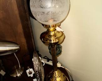 Brass lantern style electric lamo