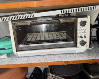 Black and Decker Space Saver under cabinet mount toaster oven