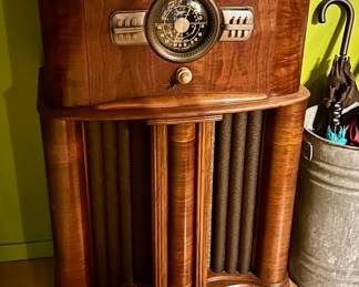$500 - 1940 Zenith antique tube console floor radio 
