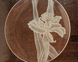 Dorothy Thorpe Art Glass Platter. Measures 13" D. Photo 1 of 2. 