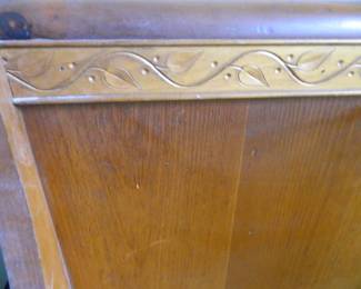 Detail on pine bed