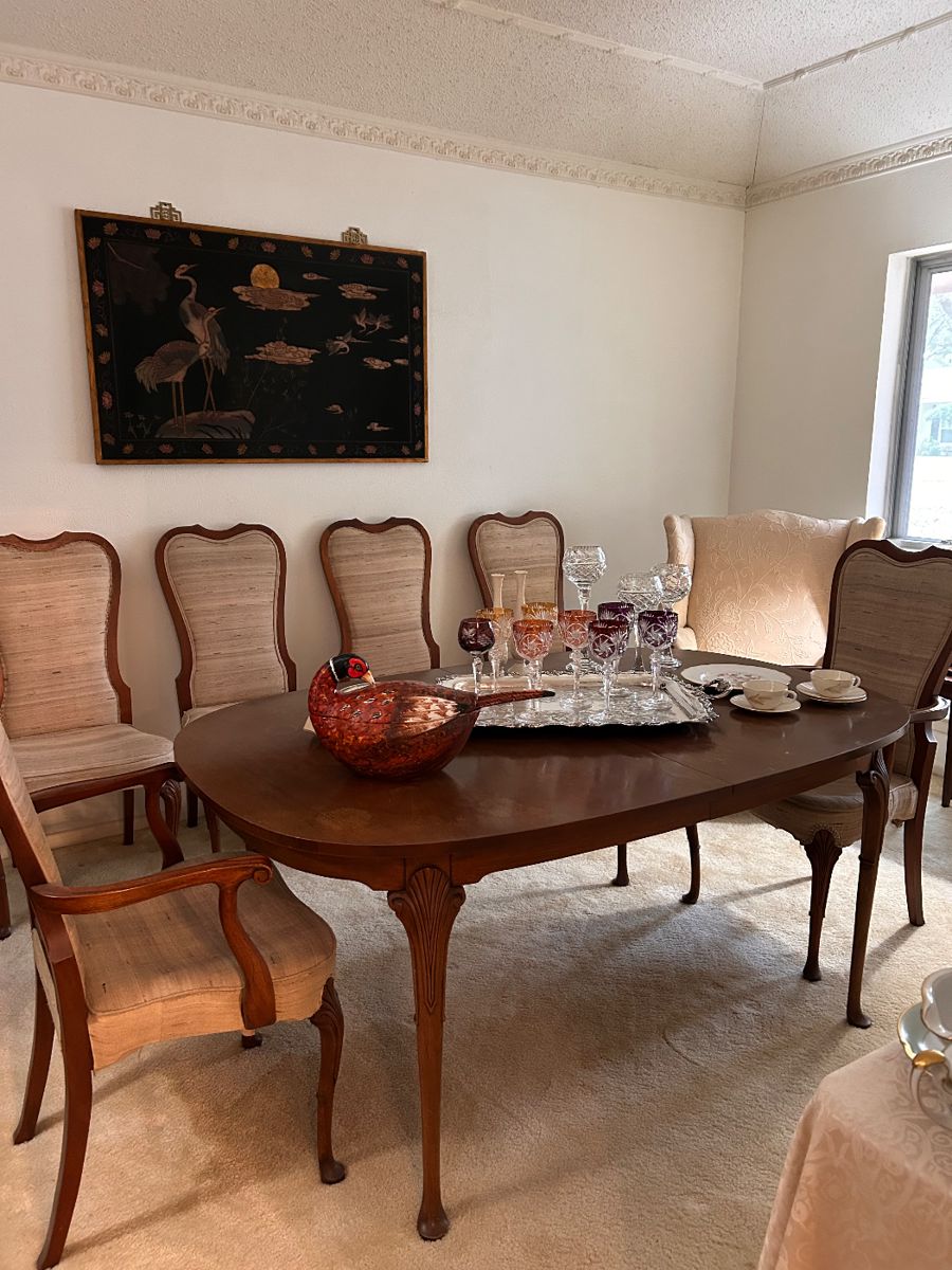 Queen Anne dining table and 6 chairs, 2 leaves