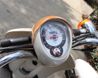 2 Metropolitan Honda scooters 100+ Miles Per Gallon!