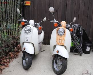 2 Metropolitan Honda scooters 100+ Miles Per Gallon!