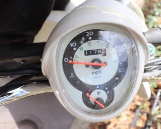 2 Metropolitan Honda scooters 100+ Miles Per Gallon!