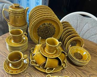 119 Coventry Castilian Dinnerware Setmin