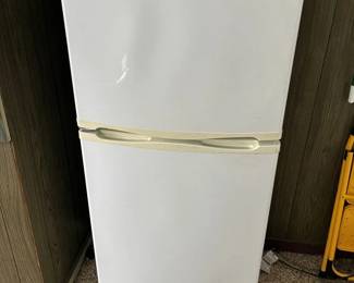 119 Whirlpool 33In. 20.5 Cu. Ft. Fridge Freezer min