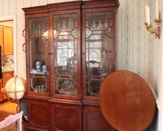 Henredon Georgian style mahogany china cabinet