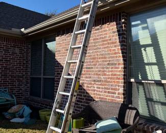 Aluminum extension ladder