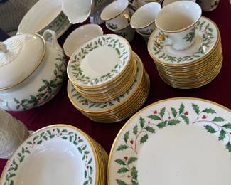 The entire Lenox Christmas 🎄 set here!