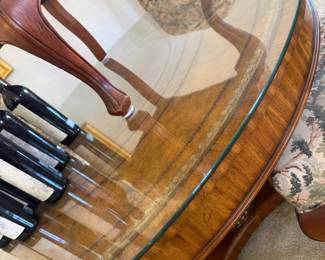 DETAIL WOOD DESIGN AND CLAW FEET