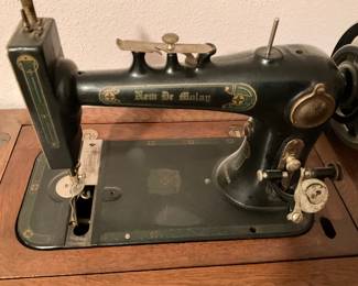 Bedroom - Singer sewing machine 