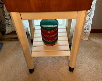 Kitchen island - great condition - bottom shelf has set of 4 Christmas plastic containers 
