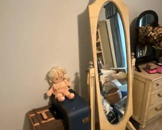 Suitcases, mirror in stand & more