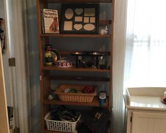 Dog/pet supplies, etc.