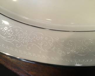 beautiful details to the Noritake Ivory China "Sorrento"