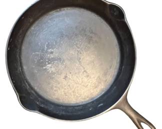 Vintage 8 Cast Iron Skillet w Spouts