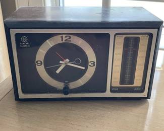 Vintage Style GE AM/FM Clock/Radio