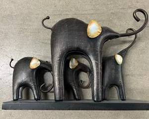 Metal Elephant Family Sculpture – Rustic Shelf Art Décor