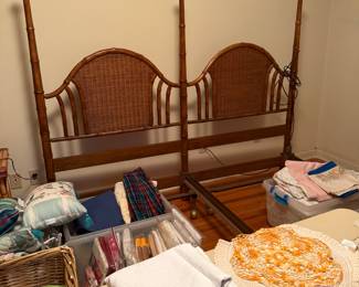 King sized bed, lots more linens