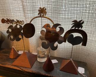 CAROL SUMMERS SCULPTURE, MIXED METAL BROOCHES