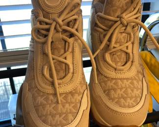 Lots of name brand shoes! MK, Lagerfeld, Doc martens, Ferragamo, Nike and much more