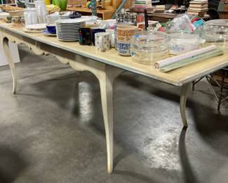 Grange dining table with two hidden leaves