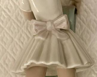 Lladro Daisa 1982 Porcelain Figurine 8.5” Schoolgirl from the Vowel Set i $189