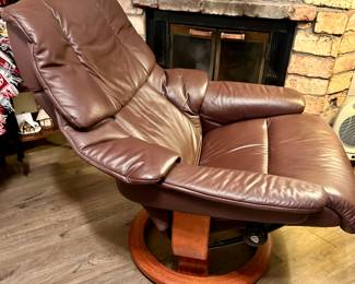 J.E. Ekornes  Brown Leather Stressless recliner /swivel Chair with teak base & matching Footrest $950 Ikornes n6222 Norway