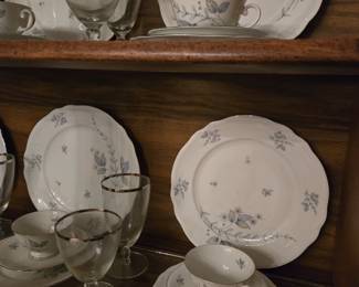 Full China sets for 8 place settings