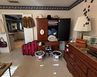 Blankets, gloves, earmuffs and luggage for everyone! Furs at basement bargain prices!