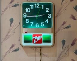 Vintage 7up light-up clock