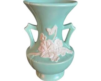 Weller art pottery vases were decorated with white floral decoration and double handles. Circuit 1940 to 1950.