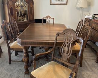 Beautiful Dining Room Table w/ leaf