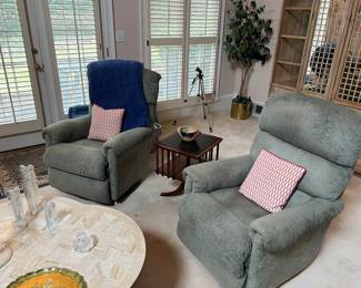 Recliners, spinning side table, misc decor